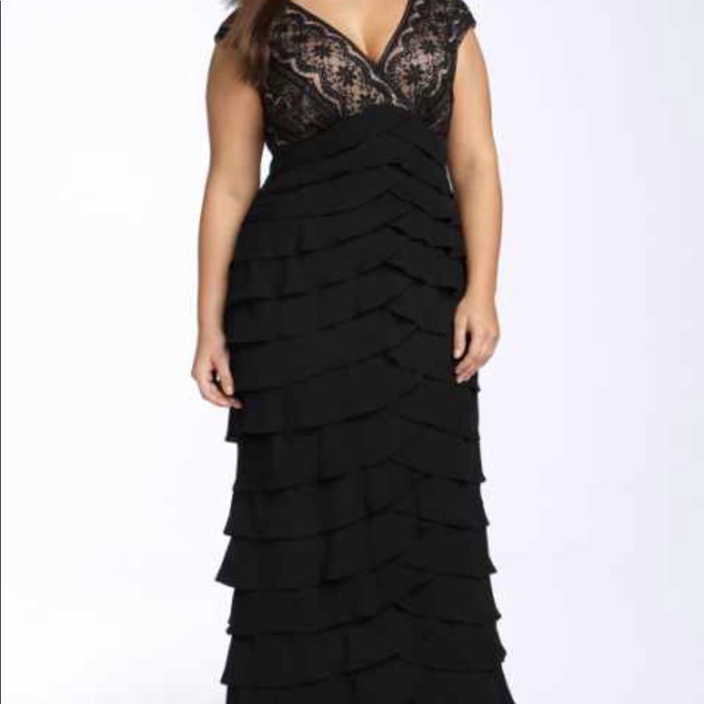 Gorgeous lace maternity gown - like new!